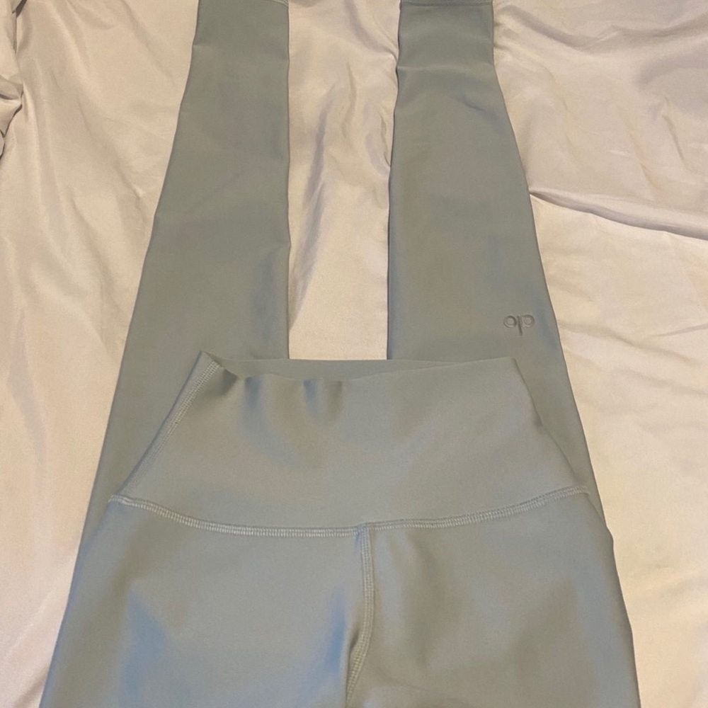 Alo airlift 7/8 leggings. XXS chalk blue like new.